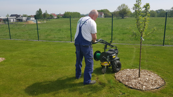 Profesionální instalace a nastavení robotické sekačky vč. strojového uložení drátu do půdy